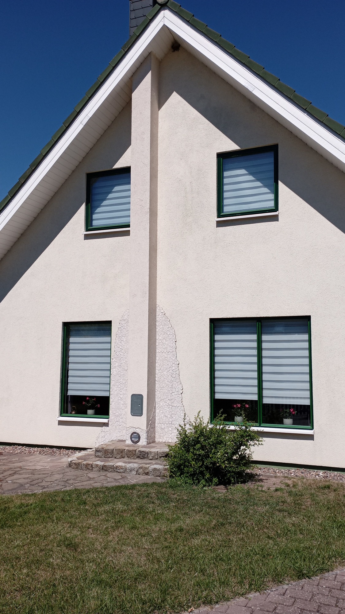 Fassade — Haus mit grünen Rahmen · Stralsund